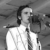 Fred Bartenstein, MC at the bluegrass festival, Watermelon Park, Berryville, VA. July 1971. (Photo: Akira Otsuka)